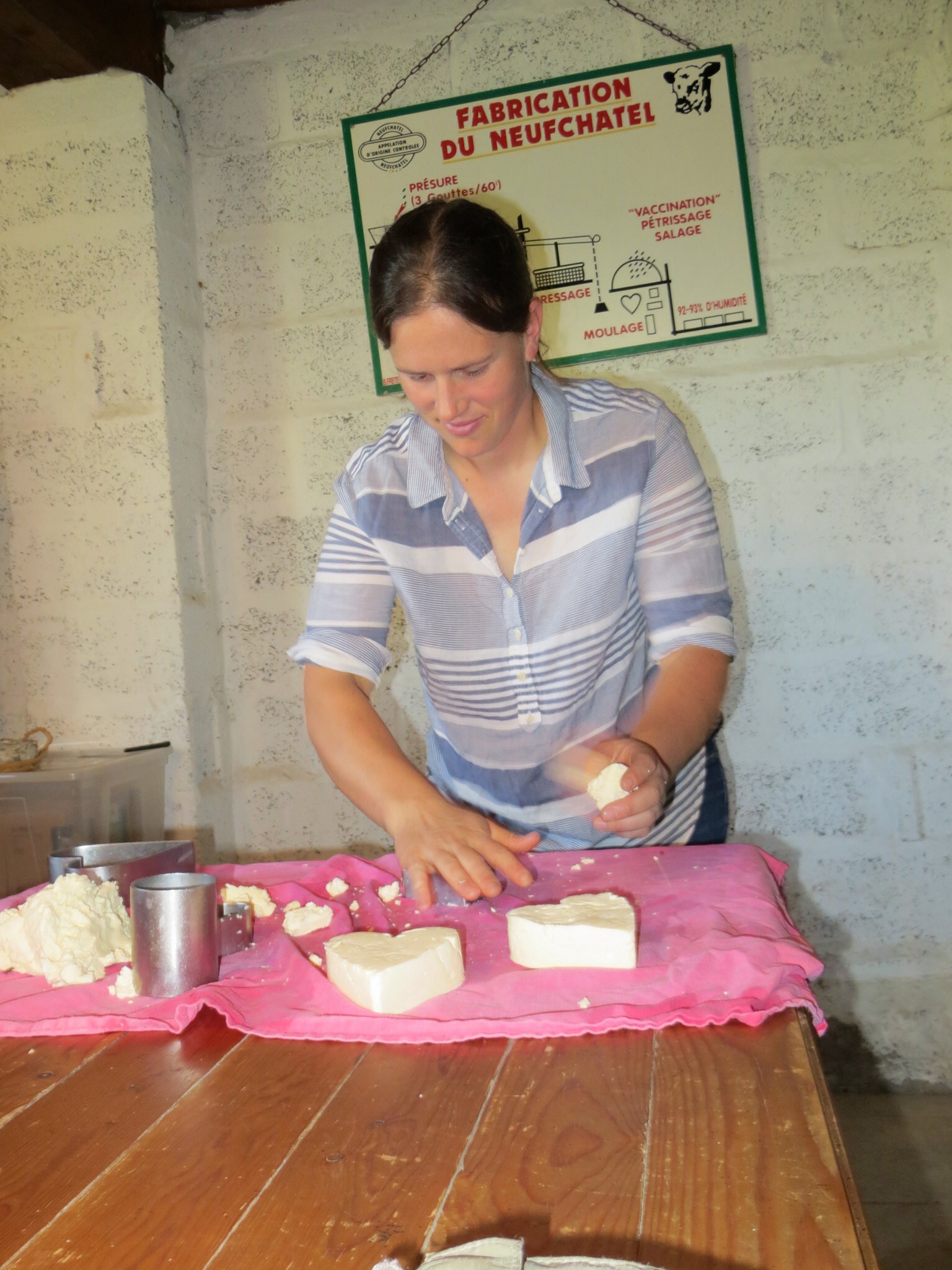 Making Neufchâtel cheese on the farm